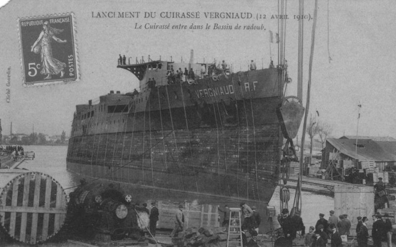 Le cuirassé Vergniaud entre dans la forme de
radoub après son lancement à Bordeaux.