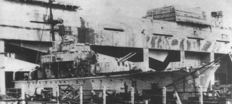 Le Destroyer Z23 engagé sous l'alvéole N1,
sera bombardé 2 fois en aôut 1944.